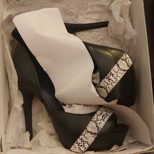 Shoedazzel open toe leather with snake pattern